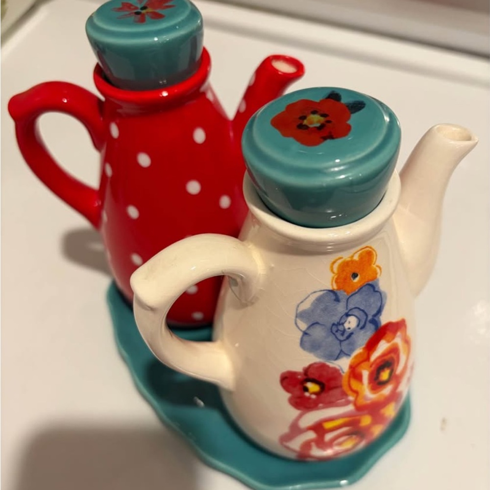 Pioneer Woman Ceramic Oil and Vinegar Set